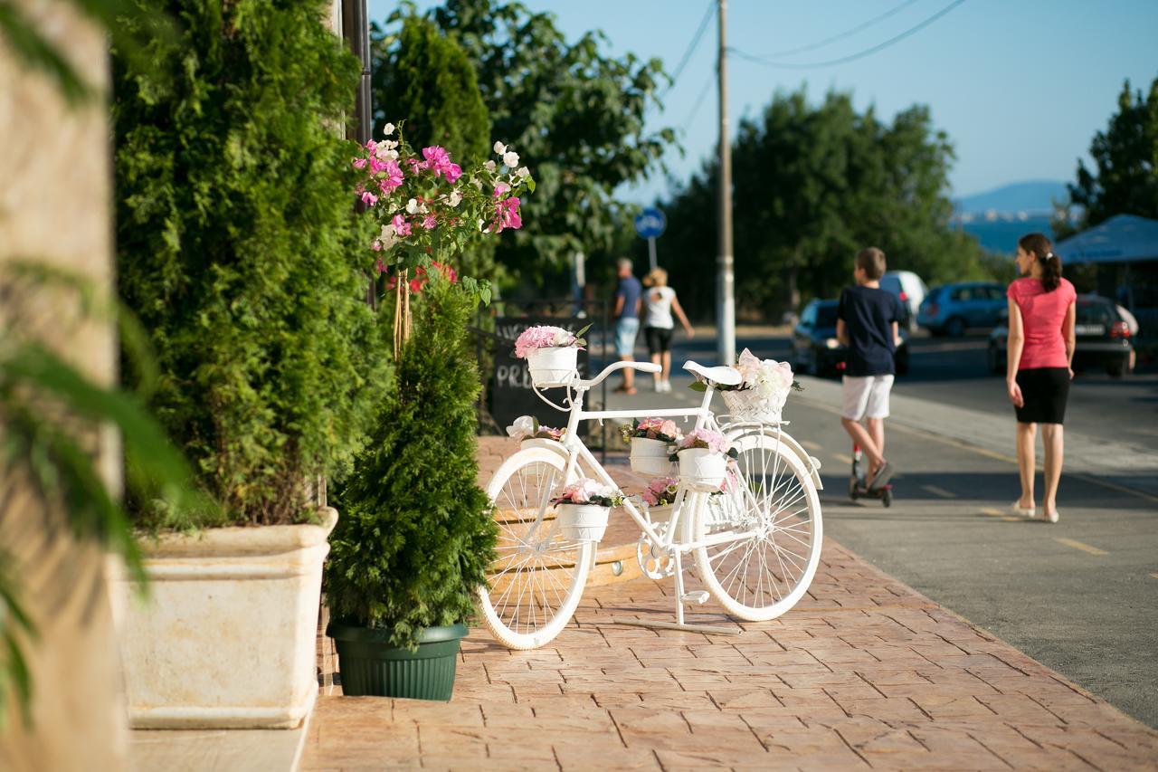 Семеен Хотел Прованс Ахелой Exterior foto