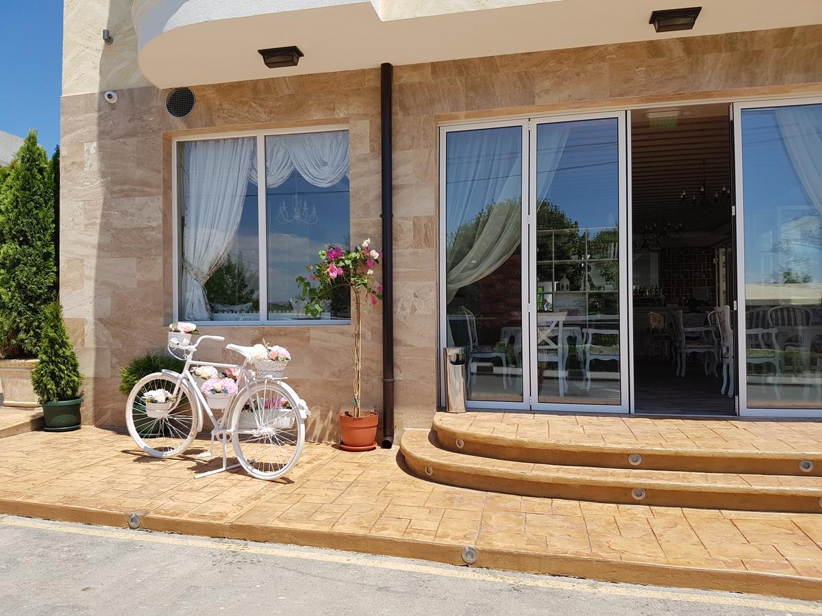 Семеен Хотел Прованс Ахелой Exterior foto